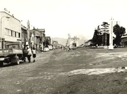 未舗装の道路が通る富良野駅前の白黒写真