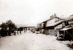 建物の少ない下富良野駅周辺の白黒写真