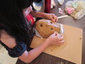 子どもが木材の作品を作っている様子の画像