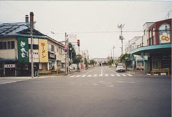 現在の中央通と相生通交差点に舗装道路が通っているカラー写真