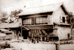 古い造りの二階建て木造家屋であった下富良野官設駅逓所の白黒写真