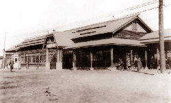 現代の建築様式に近い下富良野停車場の白黒写真