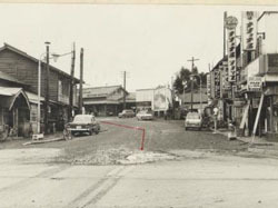 東５条通と相生通交差点の白黒写真 未舗装道路が通っている