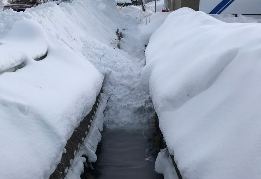 無頭川への雪捨て状況の写真