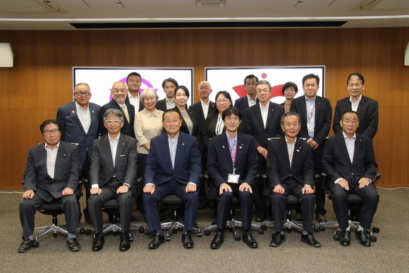 西脇市長、西脇市議会のみなさん、富良野市長、富良野市議会のみなさんとの記念撮影