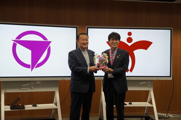 西脇市長より西脇チェックを使ったテディベアの贈り物